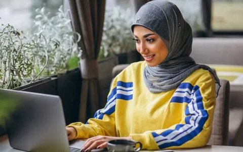 Ilustrasi Islami, muslimah, belajar, hadis. (Photo created by senivpetro on www.freepik.com)