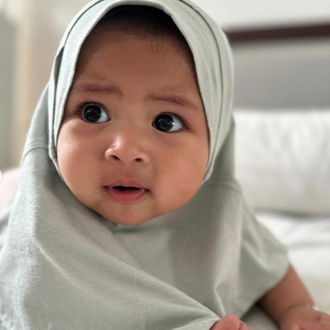 Potret Baby Lily Berhijab Bikin Gemas, Pipi Makin Chubby dan Disebut Mirip Banget Rayyanza