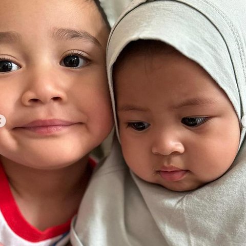 Makin Mirip, Potret Rayyanza & Baby Lily Bak Kembar Kini Sama-sama Miliki Pipi Chubby