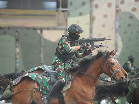 FOTO: Gagahnya Tentara Berkuda dan Pasukan Pengamanan VVIP Pamer Kekuatan Saat Geladi Bersih HUT ke-79 TNI