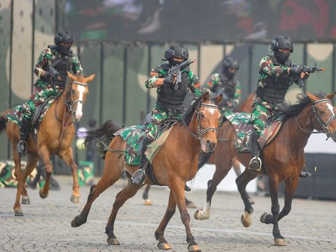 FOTO: Gagahnya Tentara Berkuda dan Pasukan Pengamanan VVIP Pamer Kekuatan Saat Geladi Bersih HUT ke-79 TNI