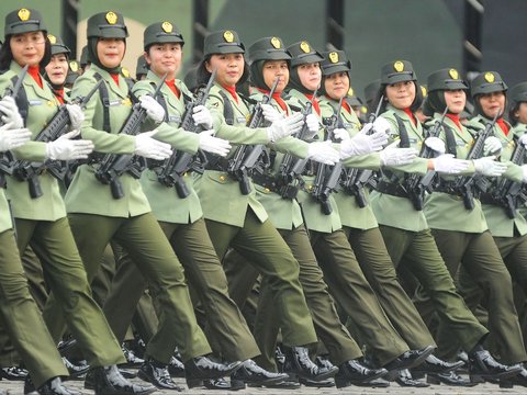 FOTO: Manuver Jet Tempur hingga Defile Pasukan Ramaikan Geladi Bersih HUT ke-79 TNI