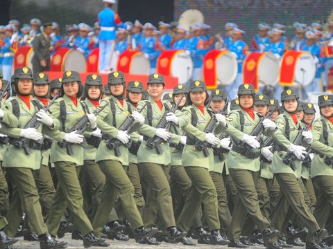 FOTO: Manuver Jet Tempur hingga Defile Pasukan Ramaikan Geladi Bersih HUT ke-79 TNI