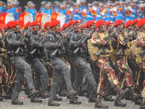 FOTO: Manuver Jet Tempur hingga Defile Pasukan Ramaikan Geladi Bersih HUT ke-79 TNI