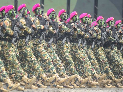 FOTO: Manuver Jet Tempur hingga Defile Pasukan Ramaikan Geladi Bersih HUT ke-79 TNI