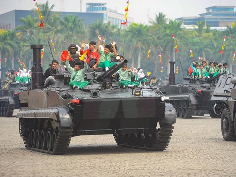 FOTO: Manuver Jet Tempur hingga Defile Pasukan Ramaikan Geladi Bersih HUT ke-79 TNI