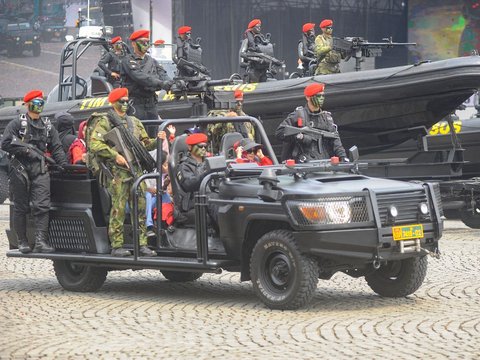 FOTO: Manuver Jet Tempur hingga Defile Pasukan Ramaikan Geladi Bersih HUT ke-79 TNI