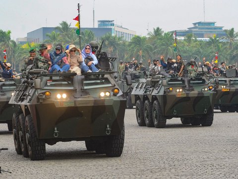 FOTO: Manuver Jet Tempur hingga Defile Pasukan Ramaikan Geladi Bersih HUT ke-79 TNI