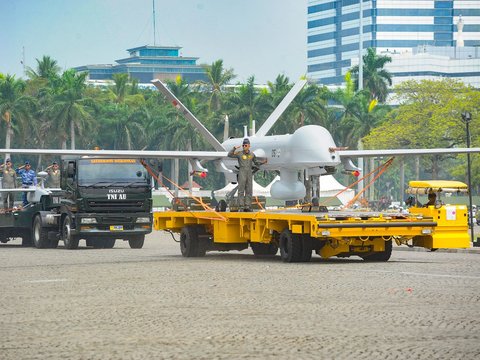 FOTO: Manuver Jet Tempur hingga Defile Pasukan Ramaikan Geladi Bersih HUT ke-79 TNI