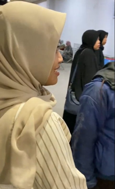 Peluk Erat Bak Lepas Kerinduan, Momen Wanita Sambut Ibunda yang Datang Dari Luar Negeri Ini Bikin Haru
