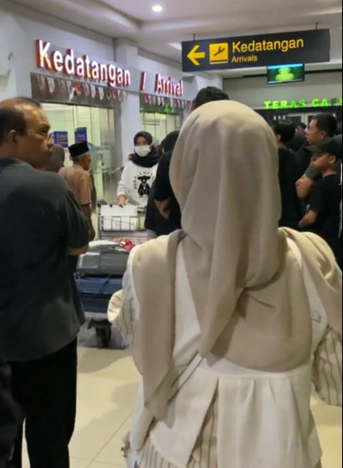 Peluk Erat Bak Lepas Kerinduan, Momen Wanita Sambut Ibunda yang Datang Dari Luar Negeri Ini Bikin Haru