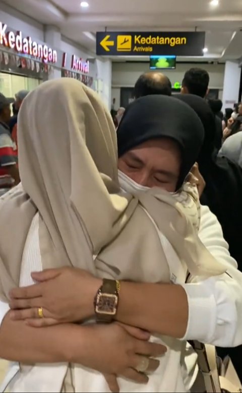 Peluk Erat Bak Lepas Kerinduan, Momen Wanita Sambut Ibunda yang Datang Dari Luar Negeri Ini Bikin Haru