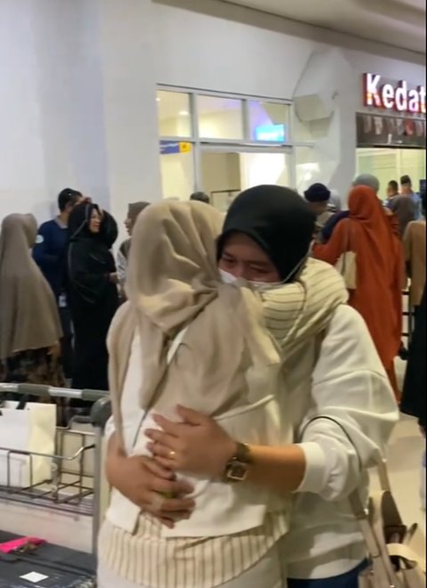 Peluk Erat Bak Lepas Kerinduan, Momen Wanita Sambut Ibunda yang Datang Dari Luar Negeri Ini Bikin Haru