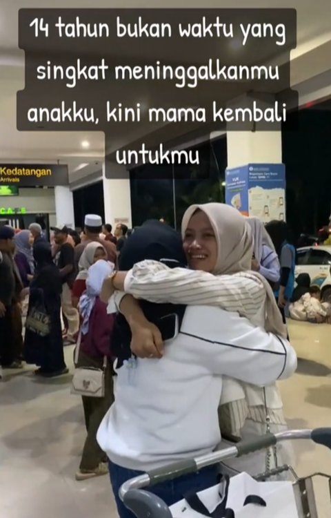 Peluk Erat Bak Lepas Kerinduan, Momen Wanita Sambut Ibunda yang Datang Dari Luar Negeri Ini Bikin Haru