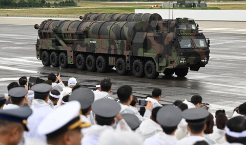 <b>FOTO: Ngerinya Rudal Monster Korea Selatan Pertama Kali Muncul ke Publik, Punya Hulu Ledak 8 Ton</b>