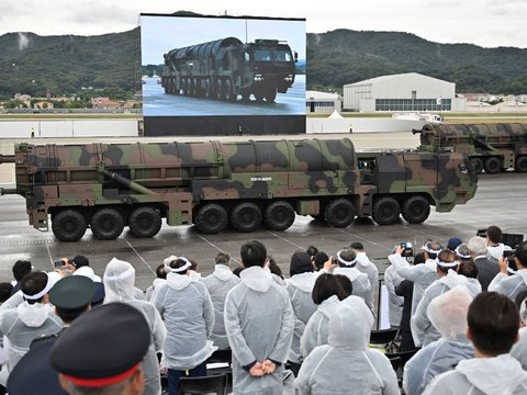 FOTO: Ngerinya Rudal Monster Korea Selatan Pertama Kali Muncul ke Publik, Punya Hulu Ledak 8 Ton