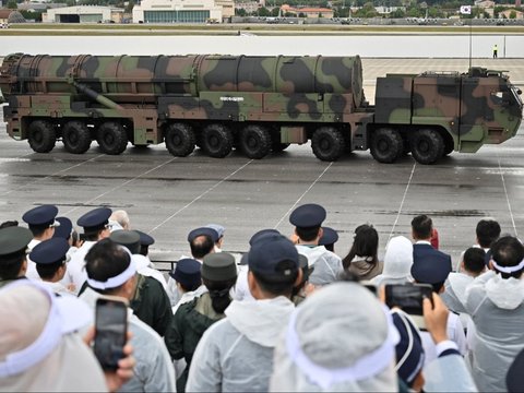 FOTO: Ngerinya Rudal Monster Korea Selatan Pertama Kali Muncul ke Publik, Punya Hulu Ledak 8 Ton