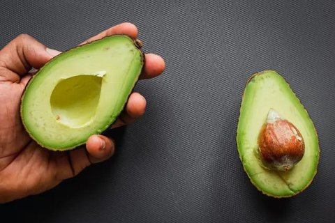 Buah alpukat sangat digemari oleh berbagai kalangan serta banyaknya olahan yang bisa dibuat dari buah alpukat (Foto: Unsplash.com/Gil Ndjouwou)