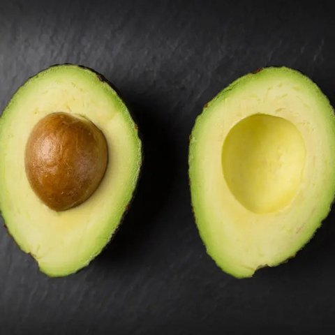 Buah alpukat sangat digemari oleh berbagai kalangan serta banyaknya olahan yang bisa dibuat dari buah alpukat (Foto: Unsplash.com/Gil Ndjouwou)
