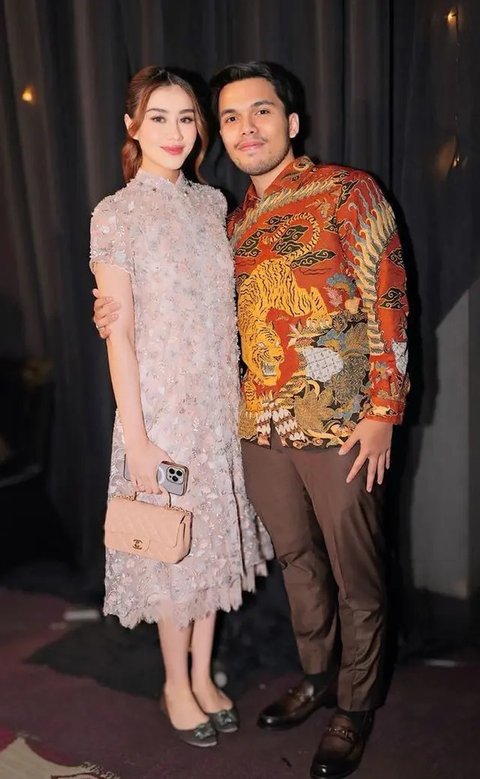 Gaya Fuji An dan Aaliyah Massaid di Acara Ngunduh Mantu Kakak Fadil Jaidi. [@fuji_an/@aaliyah.massaid]