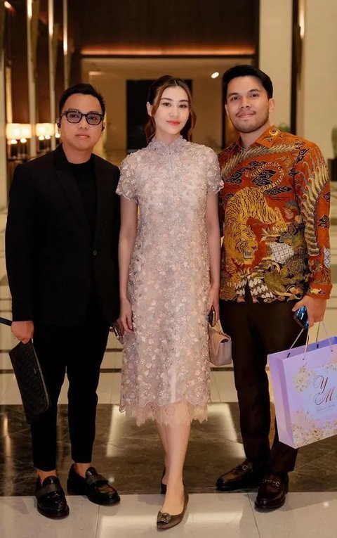 Gaya Fuji An dan Aaliyah Massaid di Acara Ngunduh Mantu Kakak Fadil Jaidi. [@fuji_an/@aaliyah.massaid]