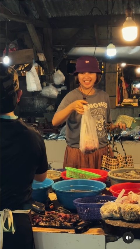 Momen Sederhana Indah Permatasari, 8 Potret Makan di Warung Tenda dan Berbelanja di Pasar Tradisional