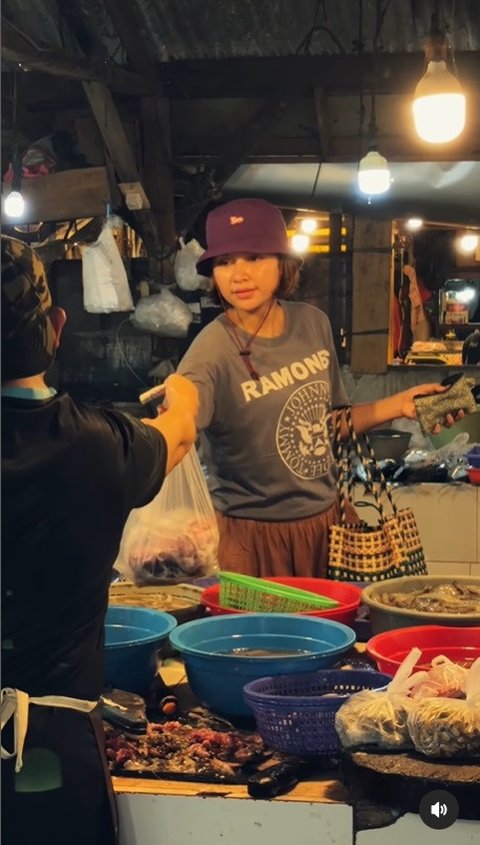 Momen Sederhana Indah Permatasari, 8 Potret Makan di Warung Tenda dan Berbelanja di Pasar Tradisional