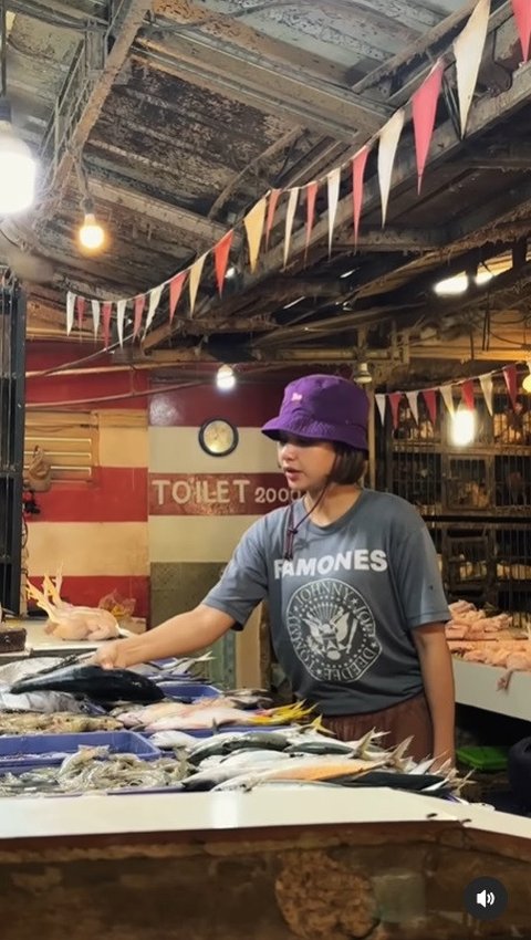 Momen Sederhana Indah Permatasari, 8 Potret Makan di Warung Tenda dan Berbelanja di Pasar Tradisional