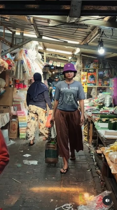 Momen Sederhana Indah Permatasari, 8 Potret Makan di Warung Tenda dan Berbelanja di Pasar Tradisional