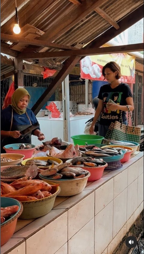 Momen Sederhana Indah Permatasari, 8 Potret Makan di Warung Tenda dan Berbelanja di Pasar Tradisional