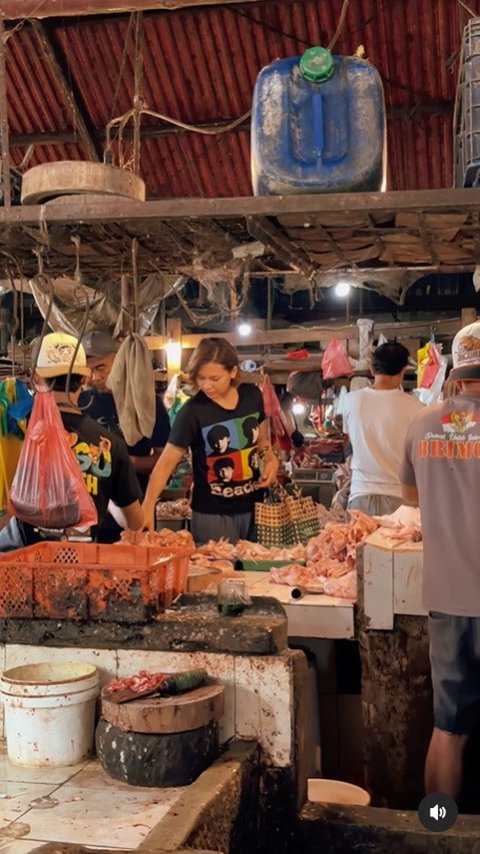 Momen Sederhana Indah Permatasari, 8 Potret Makan di Warung Tenda dan Berbelanja di Pasar Tradisional