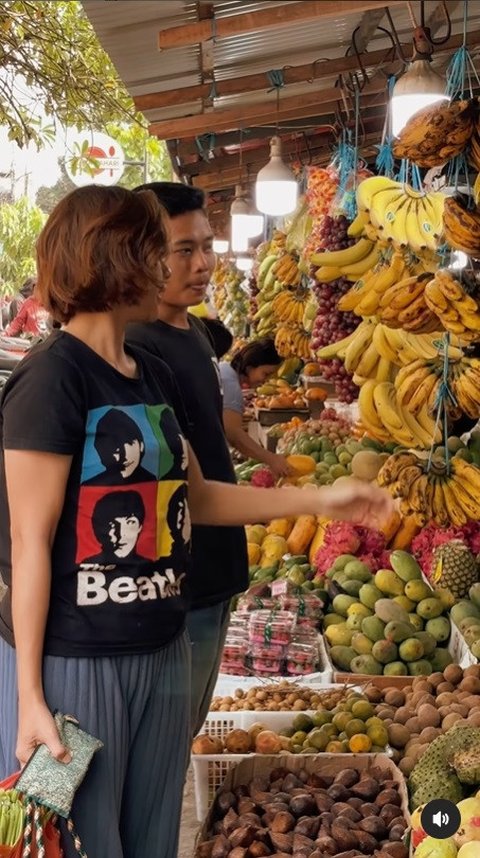 Momen Sederhana Indah Permatasari, 8 Potret Makan di Warung Tenda dan Berbelanja di Pasar Tradisional