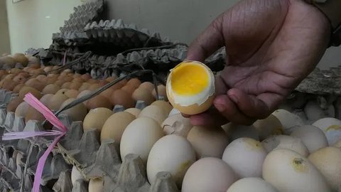 Perhatikan tanggal kedaluwarsa telur. (c) Shutterstock/Melnikov Dmitriy