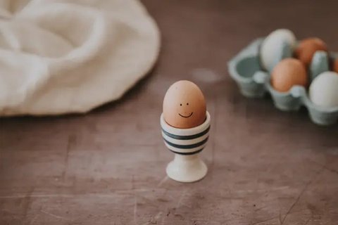Perhatikan tanggal kedaluwarsa telur. (c) Shutterstock/Melnikov Dmitriy