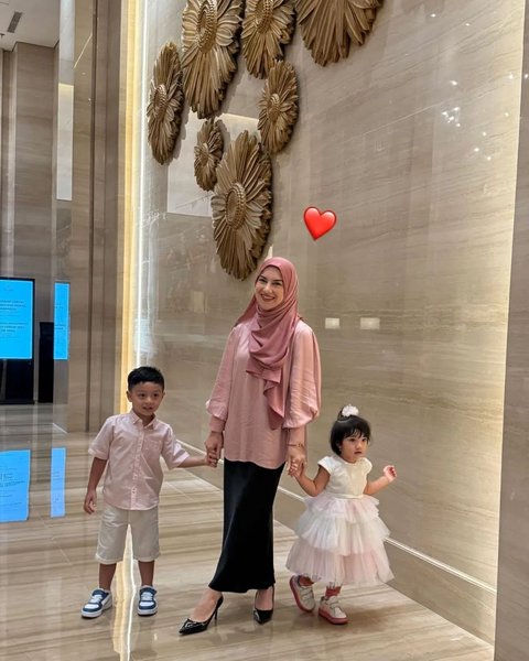 7 Potret Kedekatan Anak Kandung dan Sambung Irish Bella, Akrab Quality Time Bareng