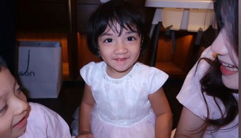 7 Potret Kedekatan Anak Kandung dan Sambung Irish Bella, Akrab Quality Time Bareng