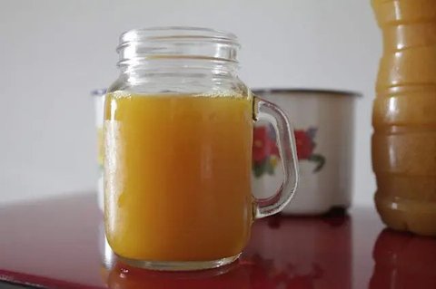 Ilustrasi membuat minuman, jamu tradisional. (Photo by Katherine Hanlon on Unsplash)