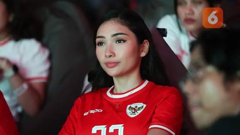 Fajar Sadboy menangis saat nobar laga Timnas Indonesia vs China di Kompleks Stadion Utama Gelora Bung Karno (SUGBK), Senayan, Jakarta, Selasa (15/10/2024) malam WIB. (Bola.com/Abdul Aziz)