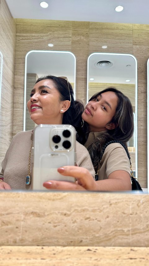 7 Potret Khirani Anak Mayangsari yang Makin Stunning, Kini Berusia 18 Tahun