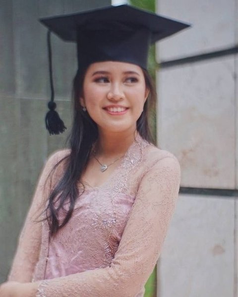 Di bulan September 2020, Alanis Nurulizah, putri dari Abdee Slank, resmi diwisuda setelah menyelesaikan pendidikan kedokterannya di salah satu universitas di Makassar.