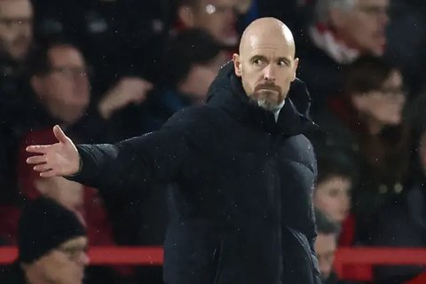 Pelatih Manchester United, Erik ten Hag memberikan tepuk tangan setelah laga Carabao Cup 2024/2025 melawan Barnsley di Old Trafford, Manchester, Inggris, Rabu (18/09/2024) WIB. (AP Photo/Dave