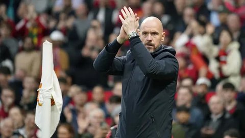 Ekspresi Erik Ten Hag setelah MU dikalahkan Newcastle United 0-2 dalam pertandingan pekan ke-29 Liga Inggris 2022/2023 yang berlangsung di St. James Park, Minggu (2/4/2023) WIB. (AFP/Oli S