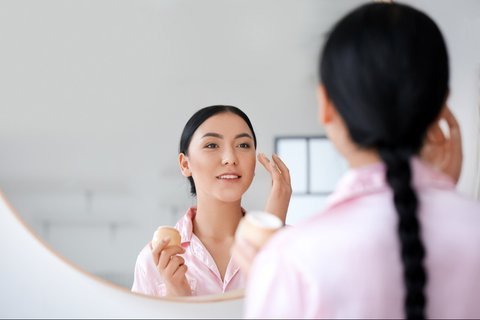 <p>Ilustrasi pemakaian skincare. (c) serezniy/Depositphotos.com</p>