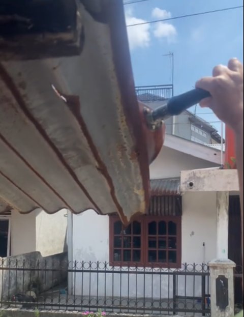 Imbas Cuaca Panas, Momen Pria Goreng Telur dengan Manfaatkan Terik Matahari Ini Curi Perhatian