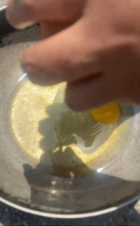 Imbas Cuaca Panas, Momen Pria Goreng Telur dengan Manfaatkan Terik Matahari Ini Curi Perhatian