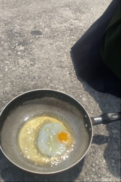 Imbas Cuaca Panas, Momen Pria Goreng Telur dengan Manfaatkan Terik Matahari Ini Curi Perhatian