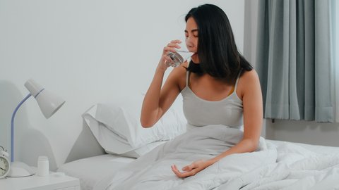 Tidak perlu yang susah, Sahabat Fimela bisa meraih kinerja otak yang maksimal dengan rutinitas sederhana, contohnya minum air putih sebelum tidur. (Foto: Freepik/tirachardz)