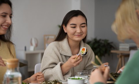 Wanita Makan (Credit: Freepik/jcomp).