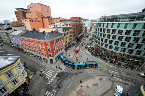 FOTO: Kondisi Trem Tergelincir dan 'Nyelonong' Masuk Toko di Oslo