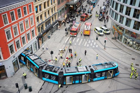 FOTO: Kondisi Trem Tergelincir dan 'Nyelonong' Masuk Toko di Oslo